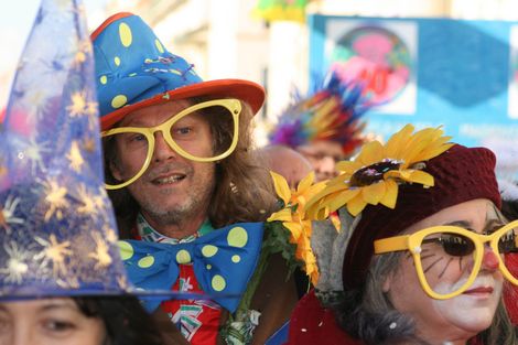 Guarda le foto della galleria 'Sorrisi ingenui e sguardi silenziosi al Carnevale di Viareggio'