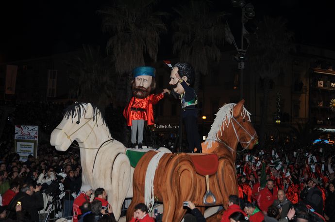 Guarda le foto della galleria 'Manifestazione d'apertura Carnevale di Viareggio 2011'