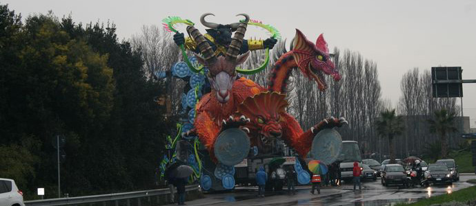 Guarda le foto della galleria 'Le costruzioni del Carnevale 2011 escono dalla Cittadella'