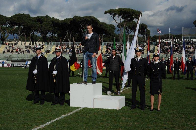 Guarda le foto della galleria '63° Viareggio Cup, Chiellini legge il giuramento.Prandelli è in tribuna.'