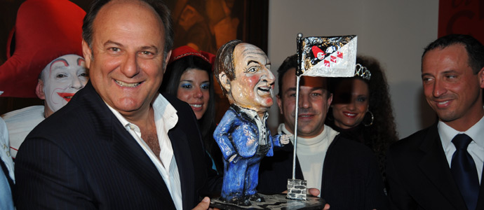 Guarda le foto della galleria 'Gerry Scotti riceve il premio Burlamacco d’Oro e il Cavalierato del Carnevale di Viareggio'