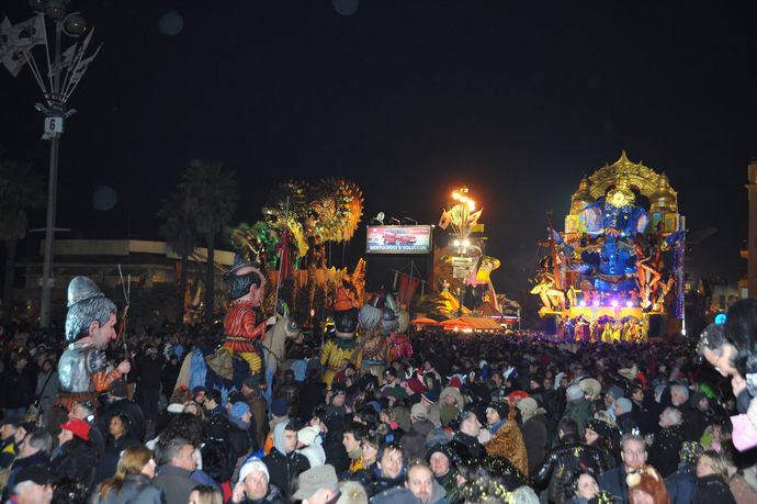 Guarda le foto della galleria 'Burlamacco by night, martedì grasso tra luci, effetti scenici e coriandoli! (1° parte)'