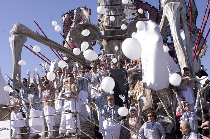 Guarda le foto della galleria 'Tributo di Eleonora Chiti al Carnevale di Viareggio 2011'