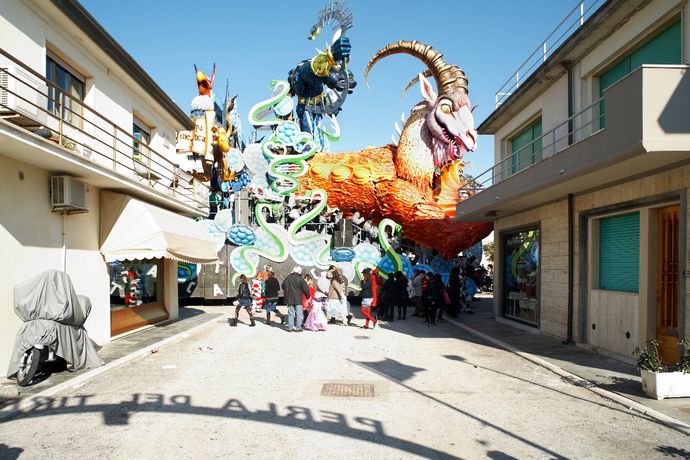 Guarda le foto della galleria 'Tributo di Matteo Castelli al Carnevale di Viareggio 2011'