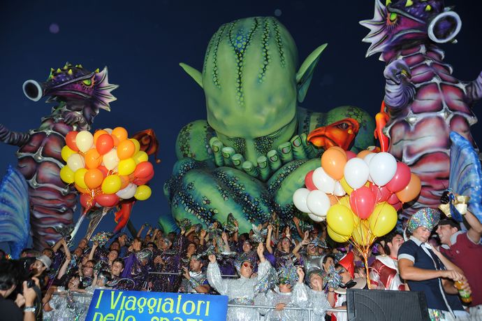 Guarda le foto della galleria 'Carnevale estivo a Viareggio'