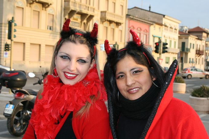 Guarda le foto della galleria 'Apertura del Carnevale di Viareggio (1° PARTE)'