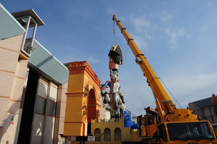 Guarda le foto della galleria 'Le costruzioni escono dalla Cittadella del Carnevale'