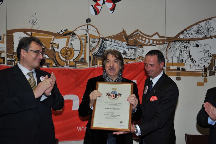 Guarda le foto della galleria 'Marco Columbro cavaliere del Carnevale di Viareggio al terzo corso mascherato'