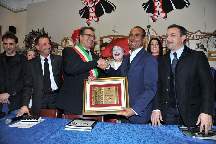 Guarda le foto della galleria 'A Carlo Conti il premio Burlamacco d’Oro 2012'