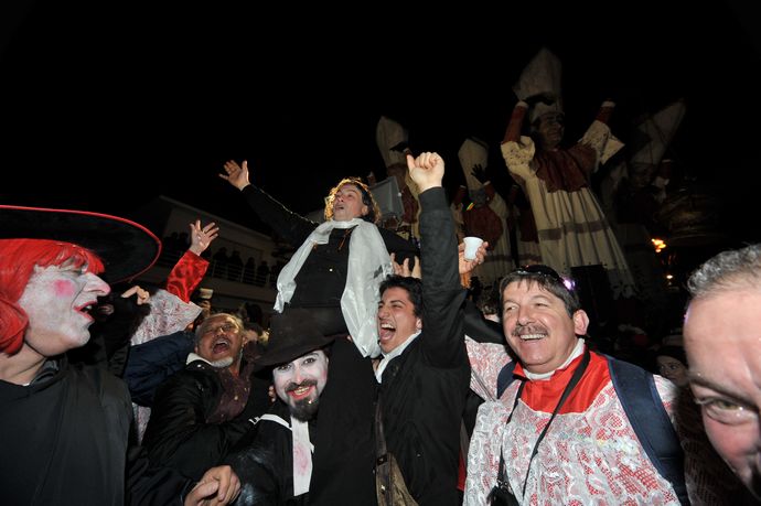 Guarda le foto della galleria 'Santo Subito vince il Carnevale di Viareggio 2012'