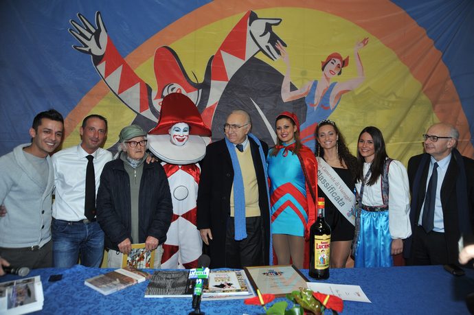 Guarda le foto della galleria 'Pippo Baudo Cavaliere di Gran Croce dell’Ordine del Carnevale di Viareggio'