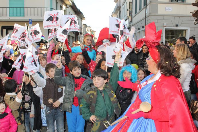 Guarda le foto della galleria 'Tutti in centro 2'