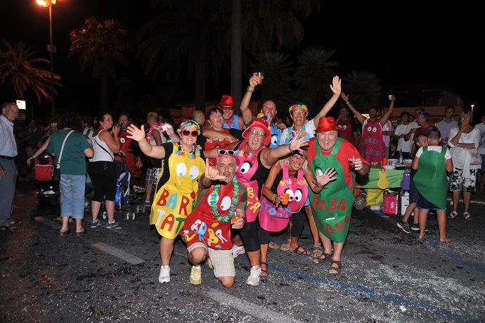 Guarda le foto della galleria 'Un mare di folla per il primo corso del Carnevale Estivo!'