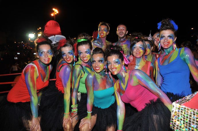 Guarda le foto della galleria 'Carnevale estivo: una scommessa vinta.'